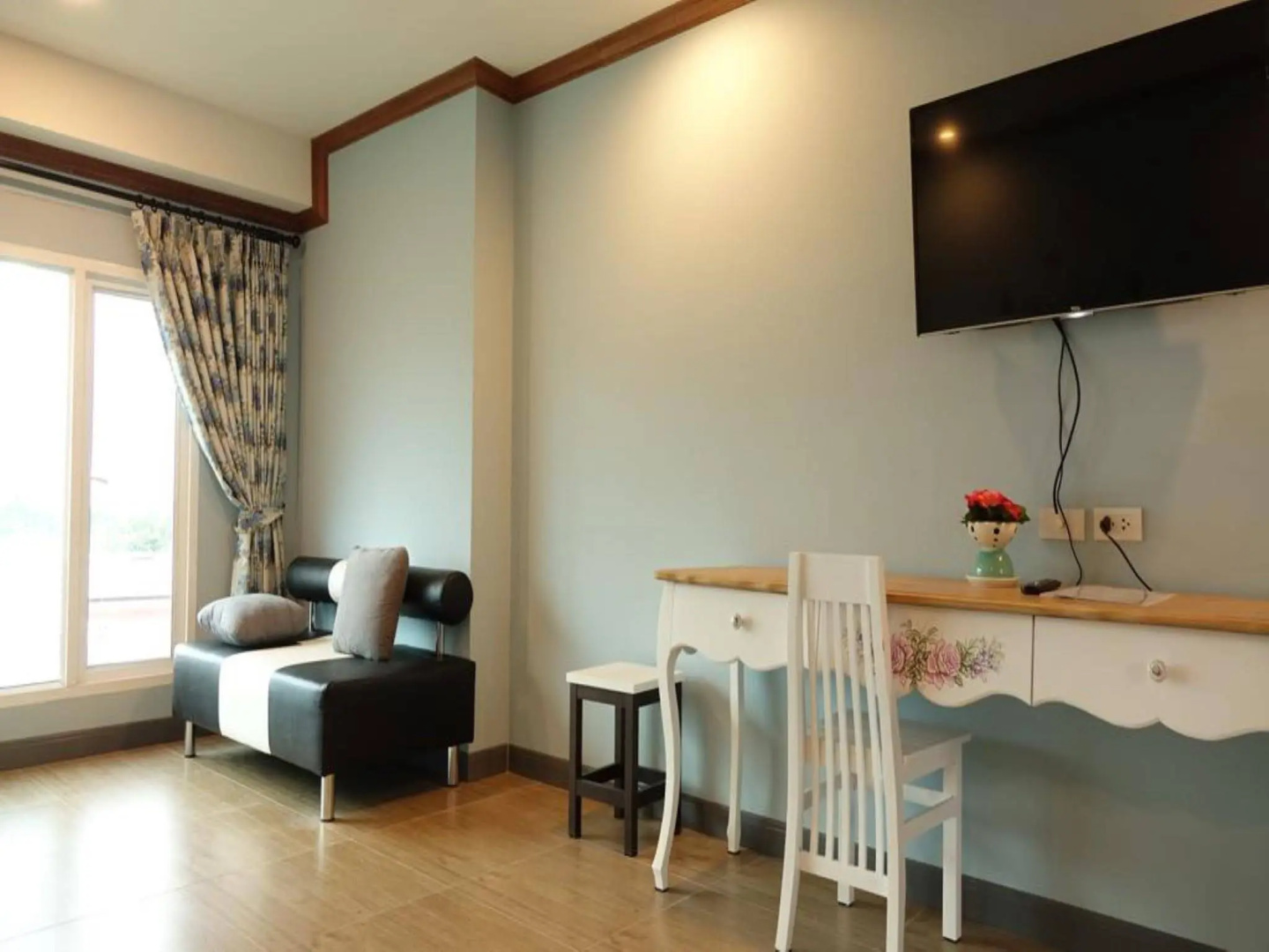 Photo - The Lilly Hotel