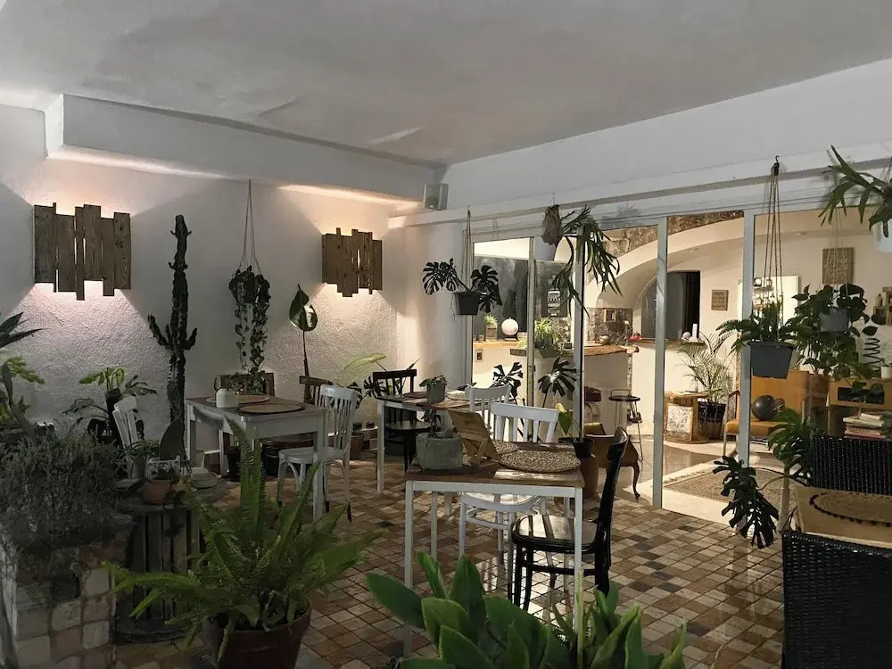 Foto - Black Market Hotel