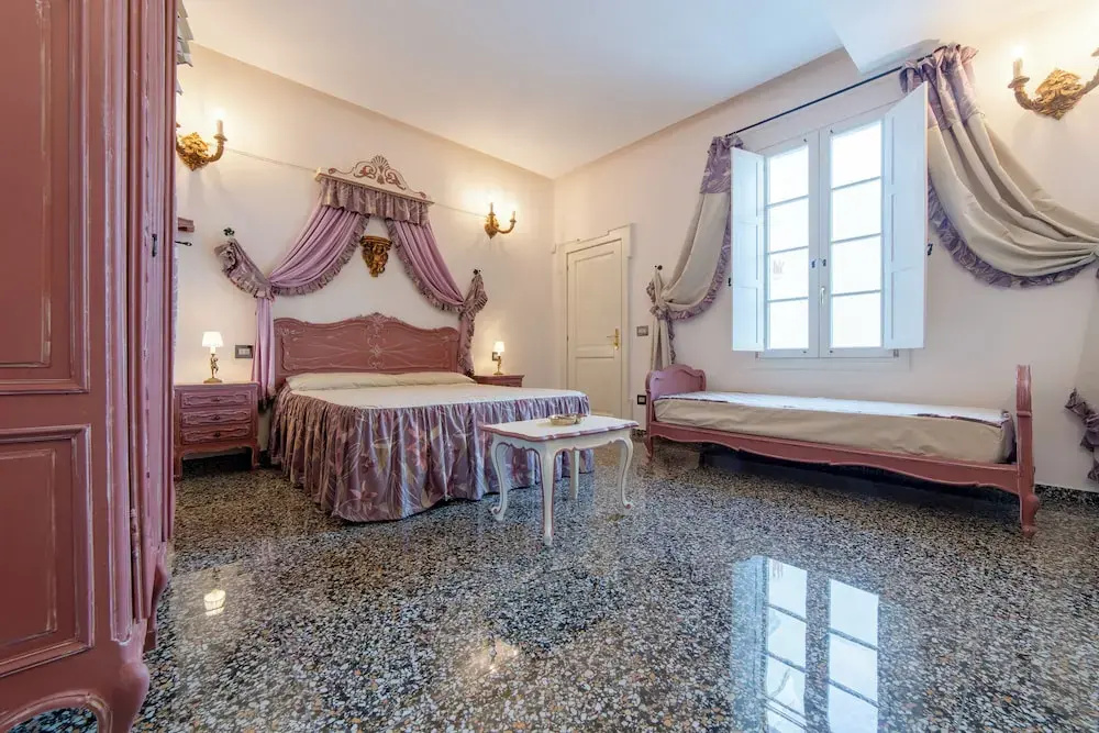 Photo - The Crown Palace - Gallipoli