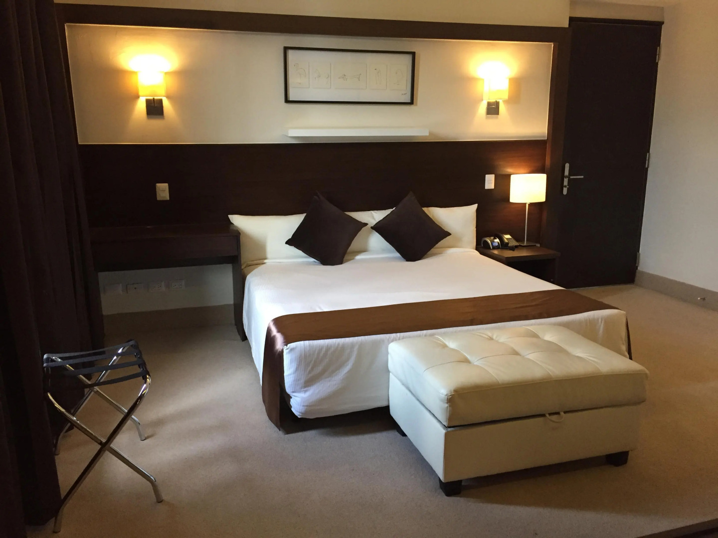 Photo - Weston Suites Hotel