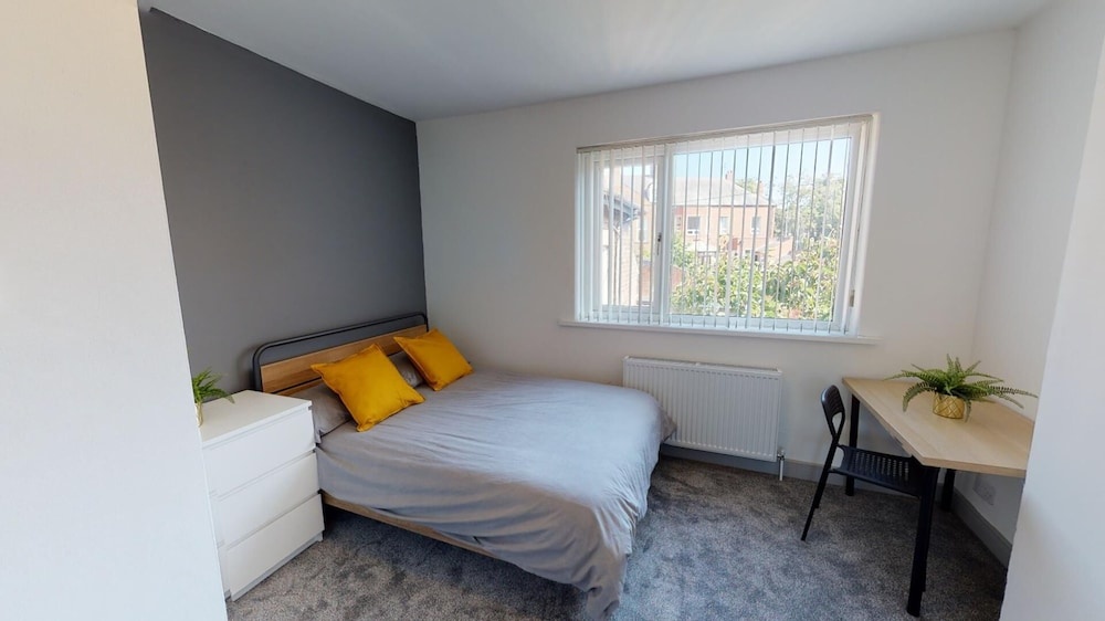 Stunning City Centre-uni Town House