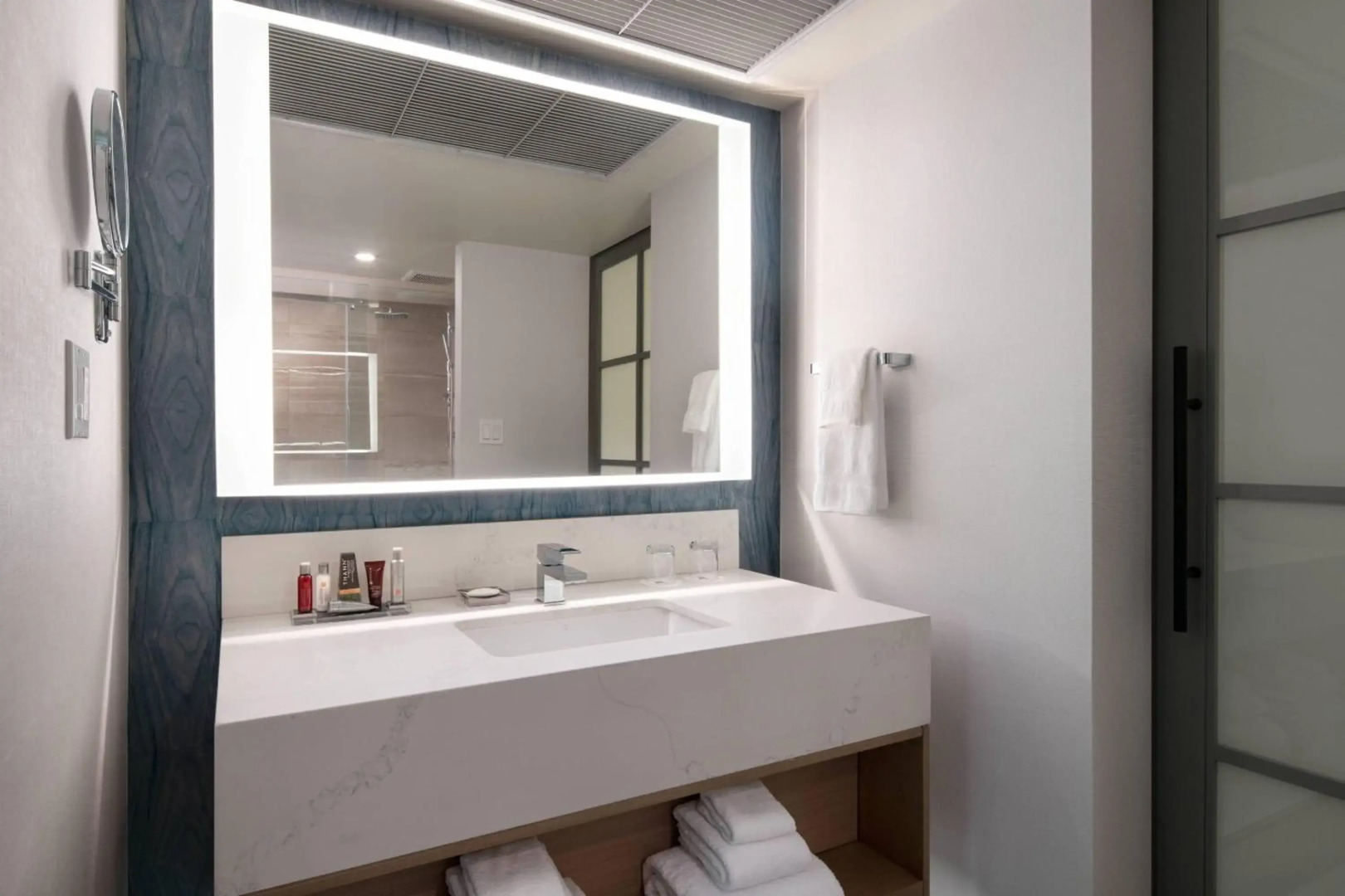 Photo - Vancouver Airport Marriott Hotel