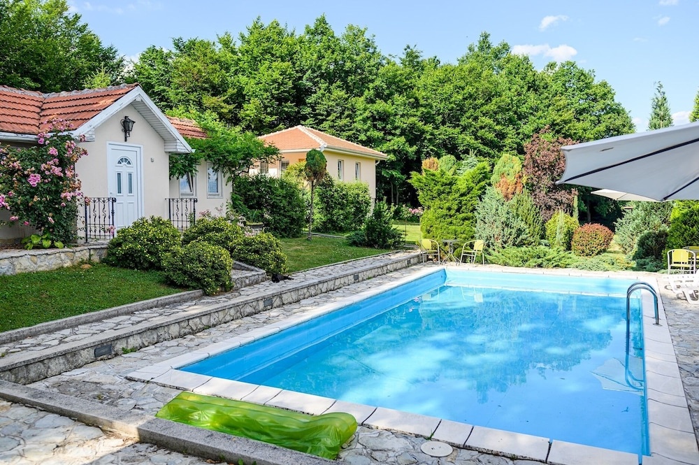 Luxury Green Oasis Villa With Pool!