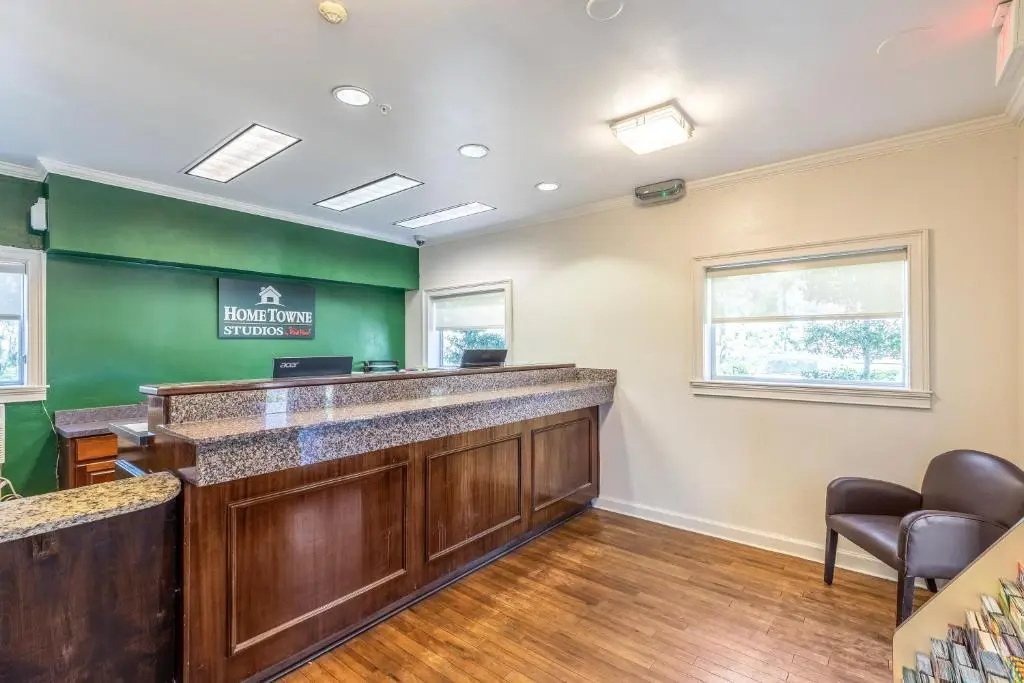 Photo - HomeTowne Studios by Red Roof Orlando - Casselberry