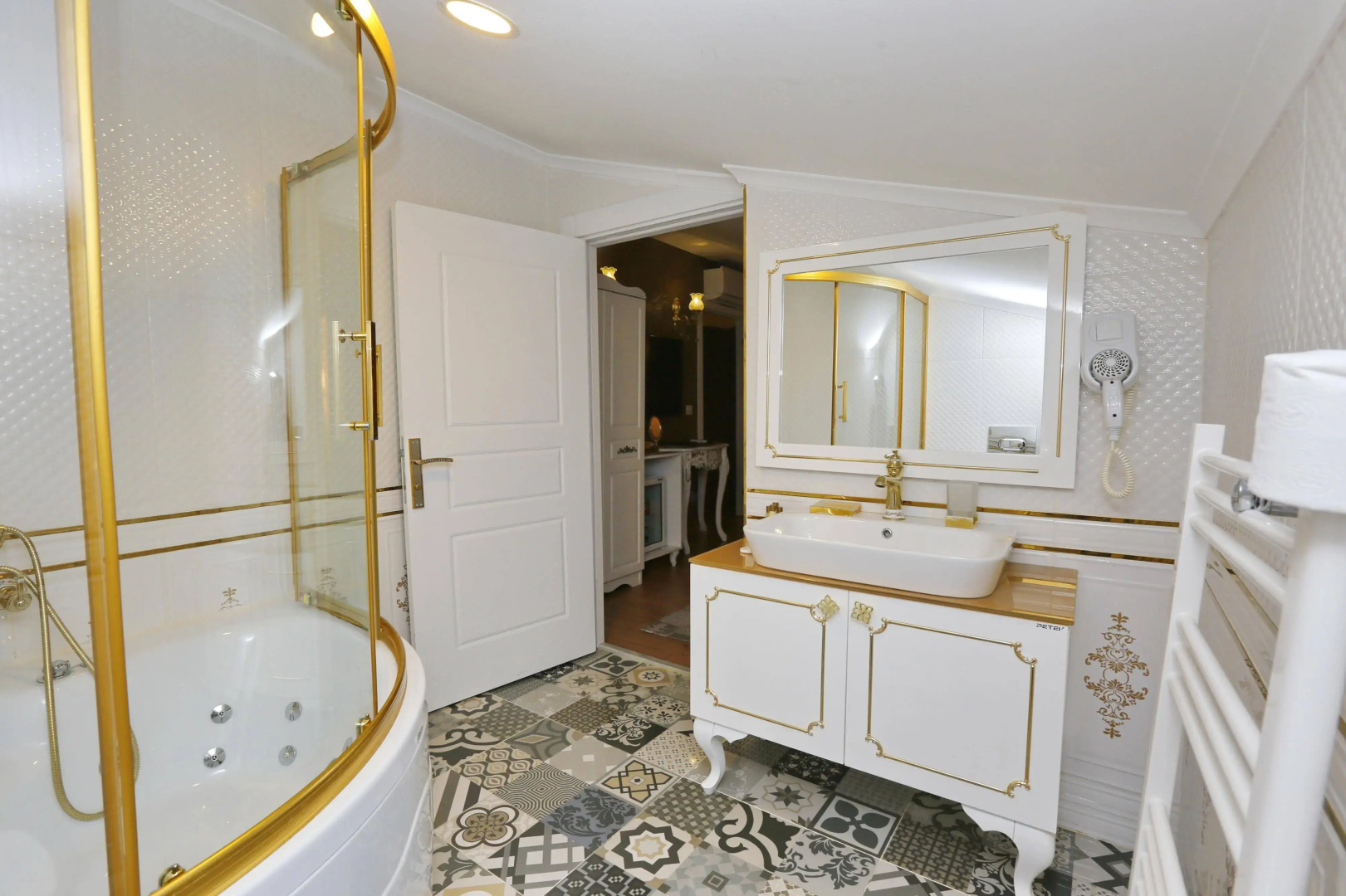 Photo - Diamond Royal Hotel