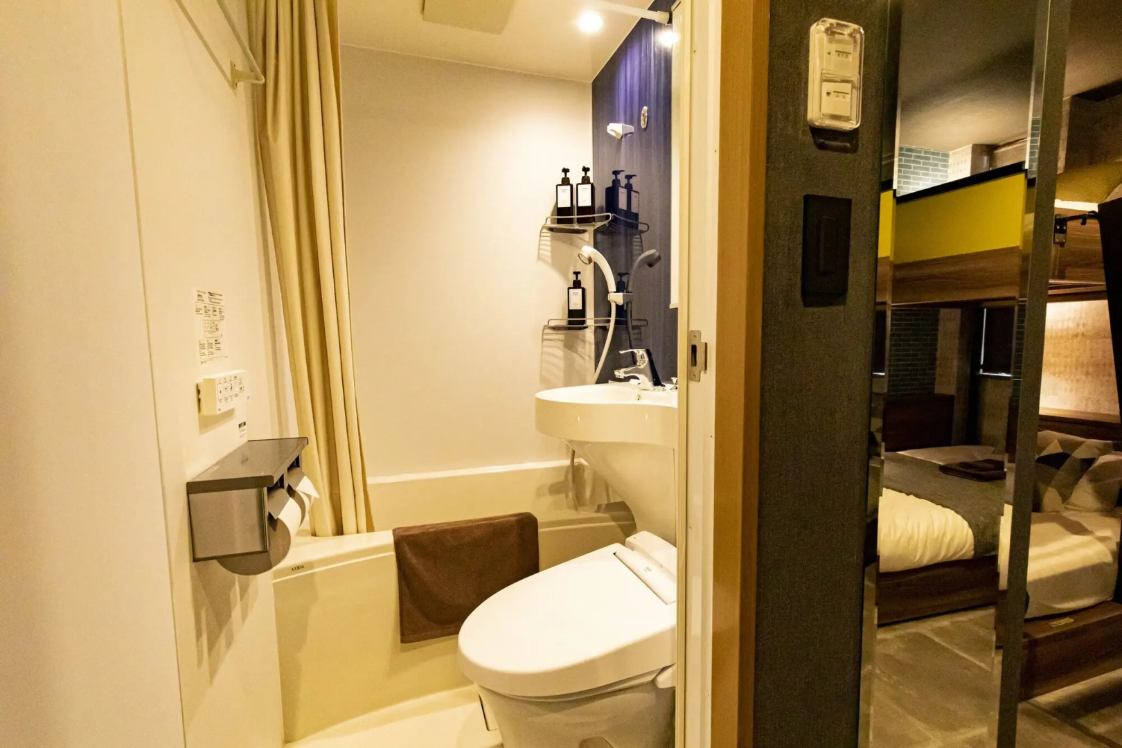 Foto - Under Railway Hotel Akihabara