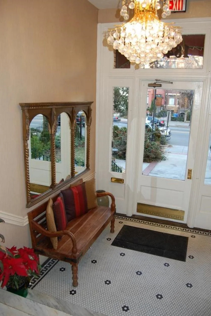 Photo - Windsor Inn Hotel