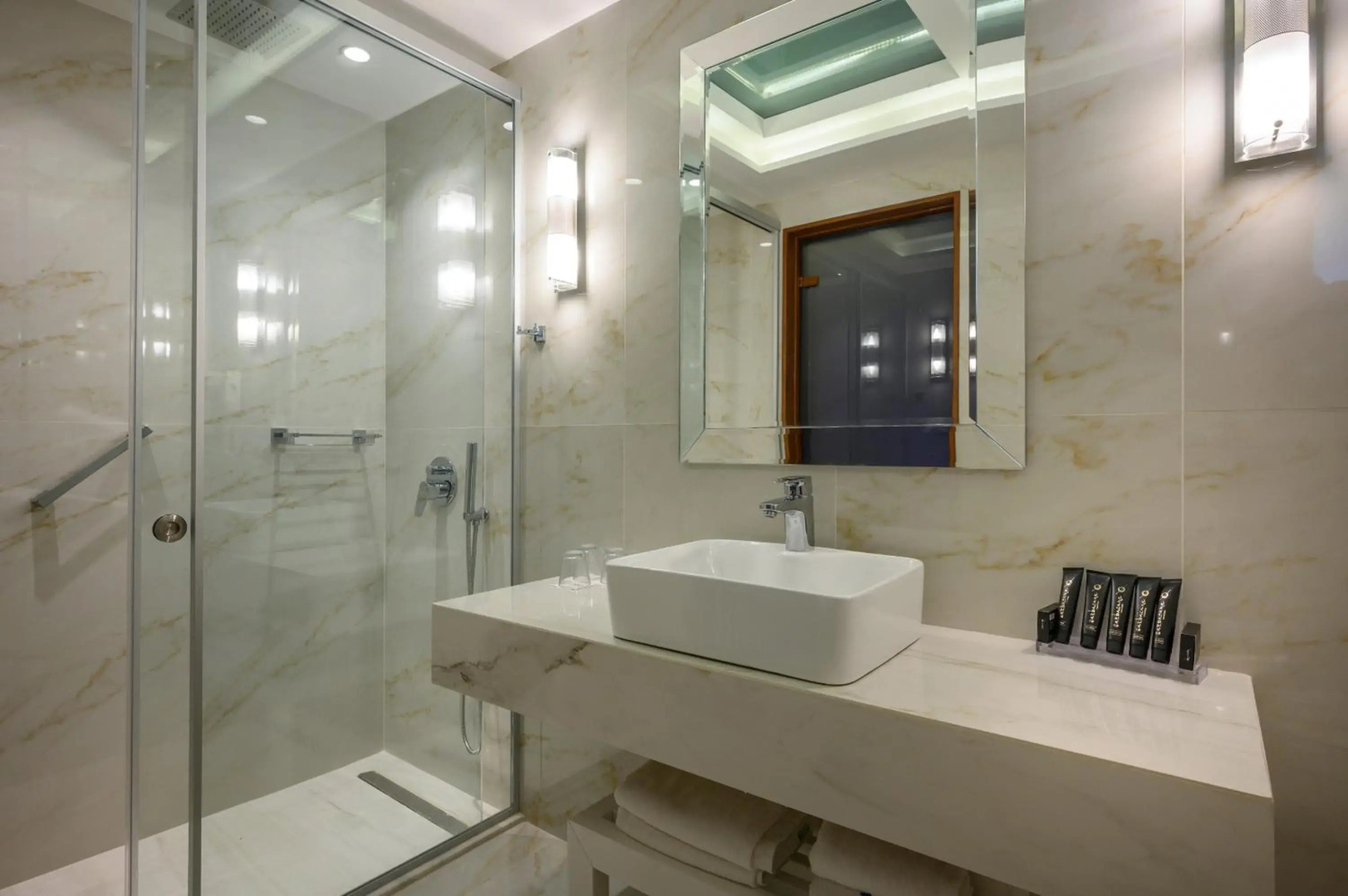 Photo - Vantaris Palace