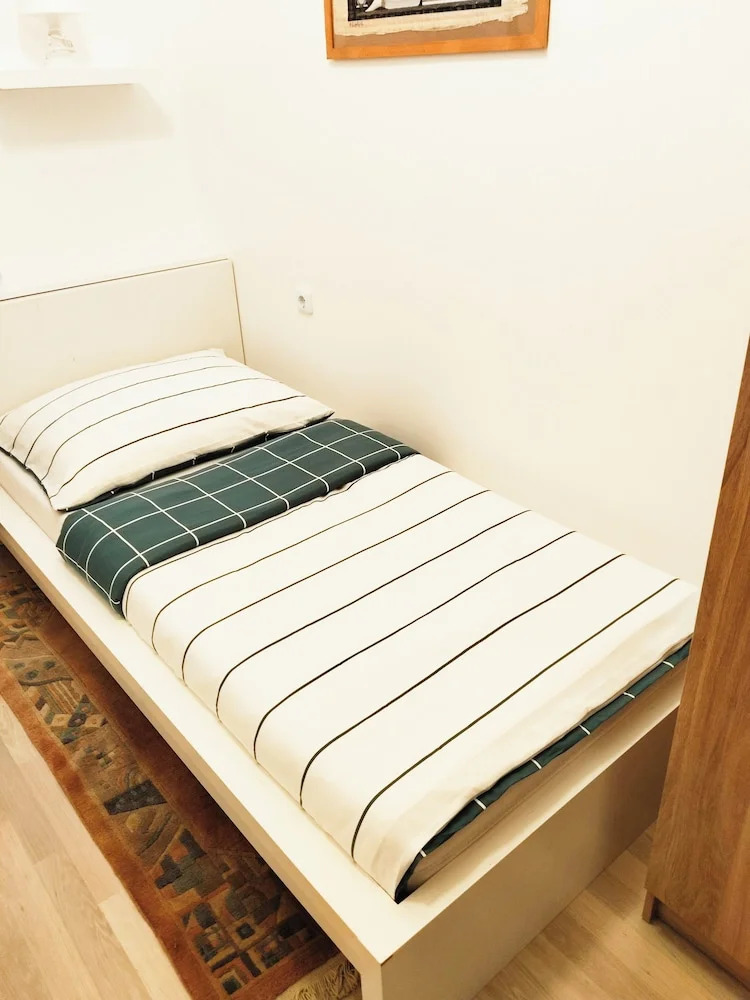 Photo - Favorit-Rooms Direkt Metro-U1 best connection to Centralstation and City-Center