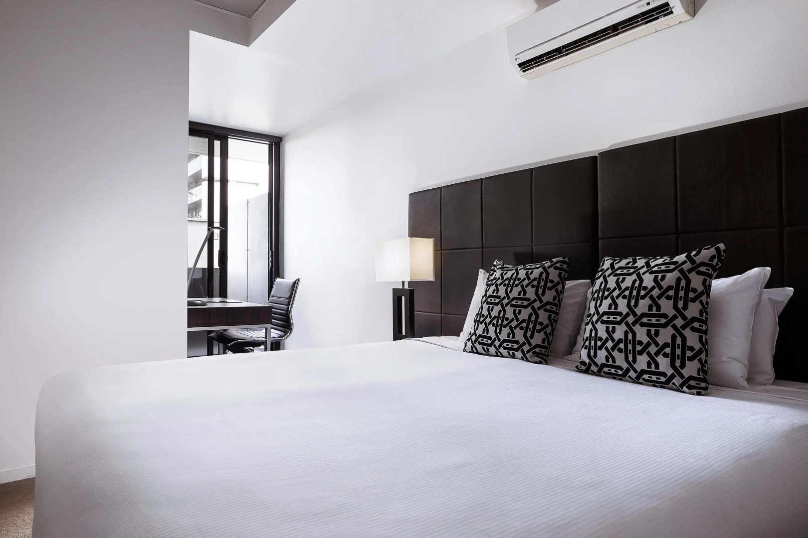Photo - Oaks Melbourne St Kilda Road Hotel