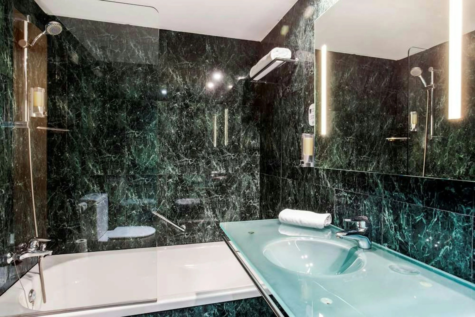 Photo - B&B Hotel Zaragoza Los Enlaces Estacion