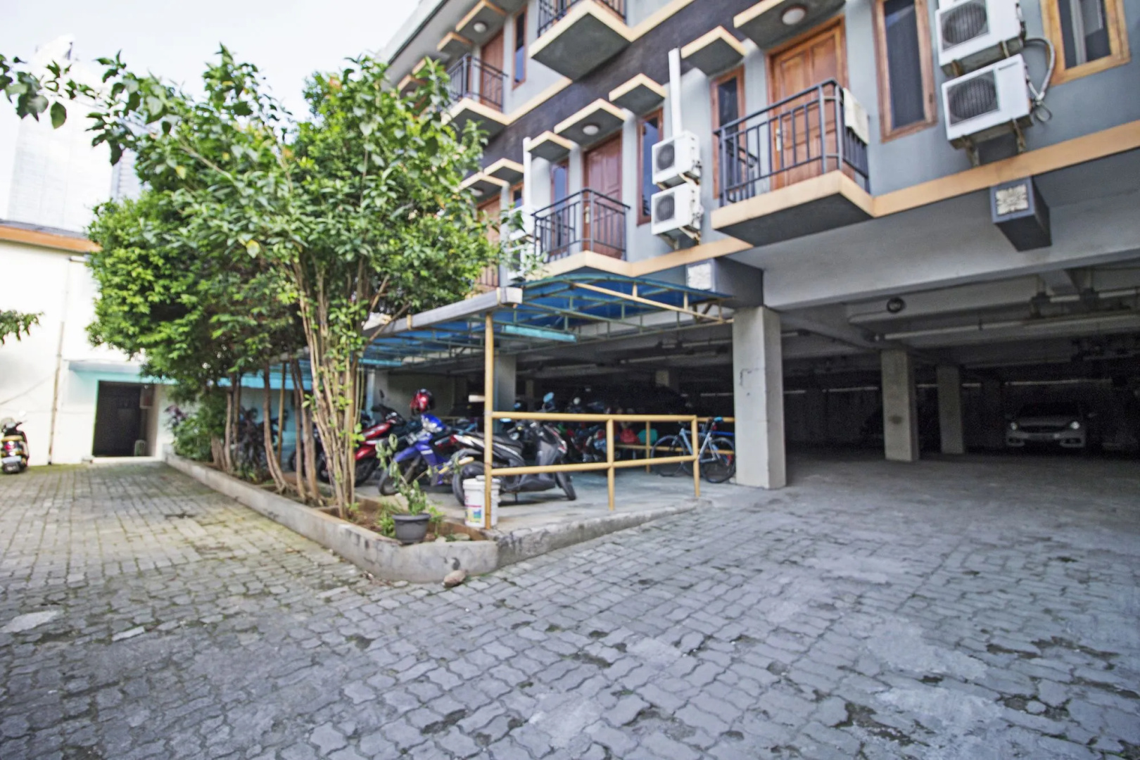 Photo - RedDoorz Plus near Ciputra World Kuningan 2