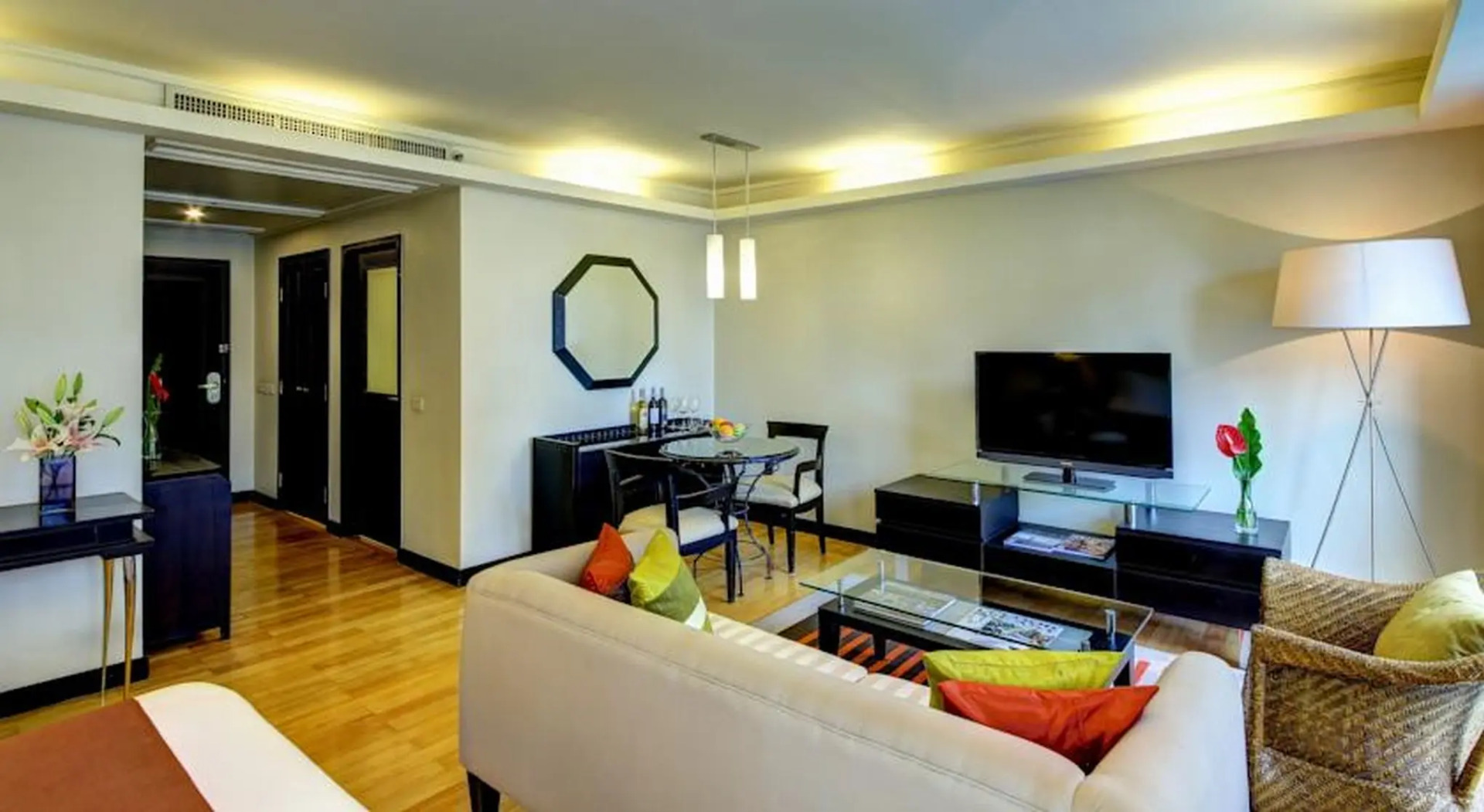 Photo - Radisson Hotel Chateau de Bangkok