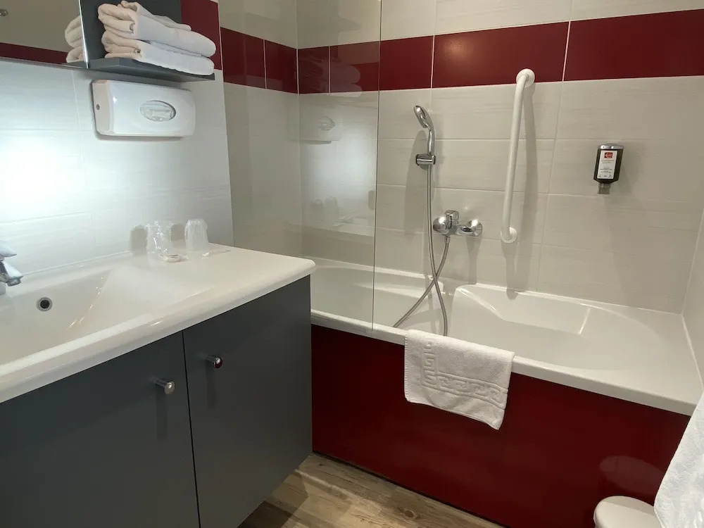 Foto - Contact hôtel - Hôtel Les Bleuets & SPA