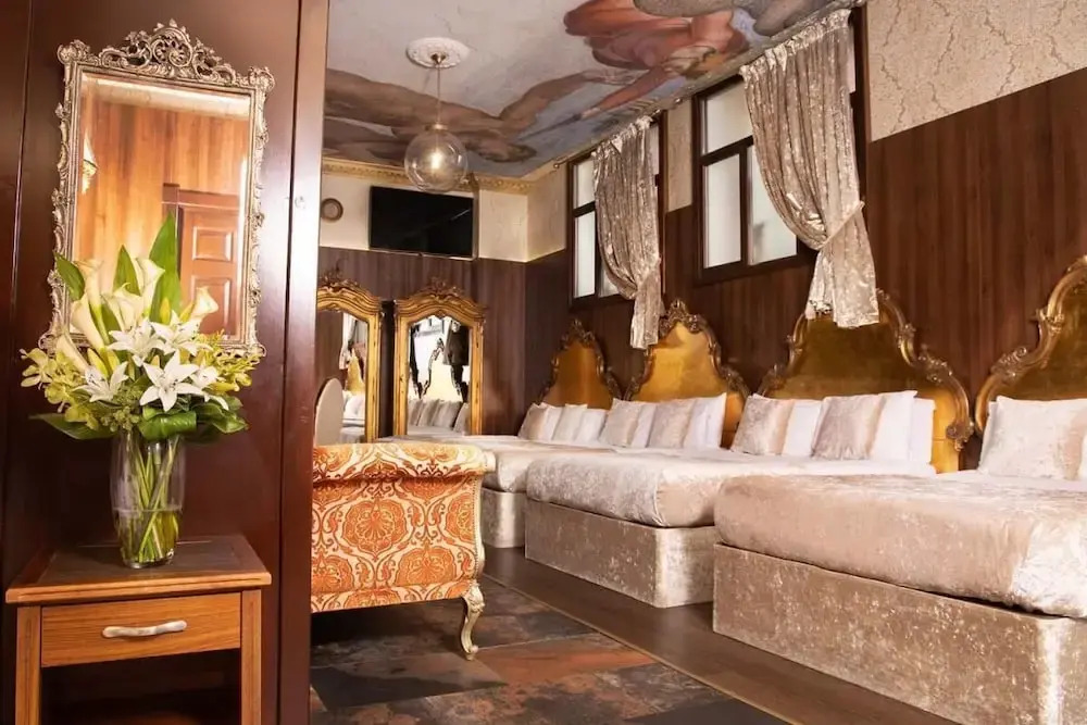 Photo - White Star Line Hotel