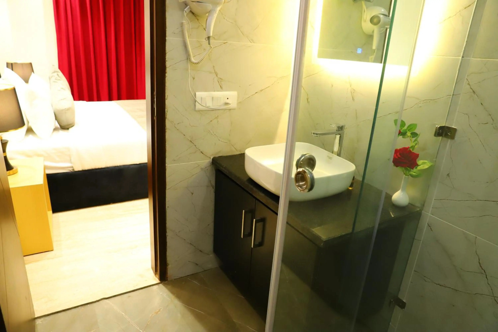 Foto - Hotel Palm Grand Naraina New Delhi - Couple Friendly Local IDs Accepted