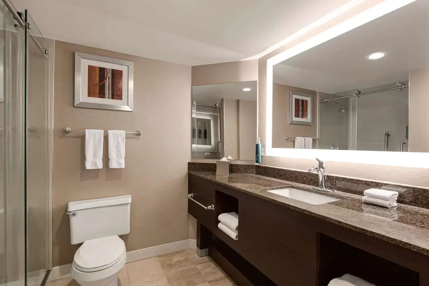 Photo - DoubleTree by Hilton New York LaGuardia Airport