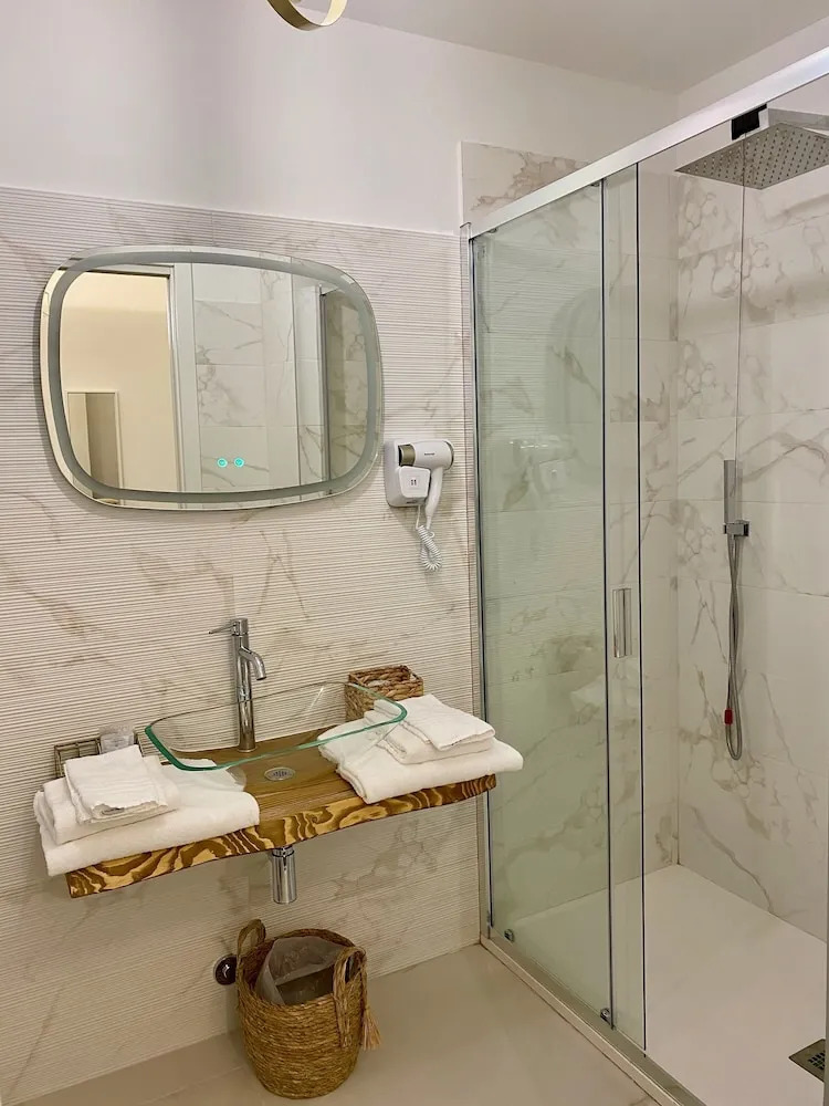 Photo - Gatto Bianco Le Mura