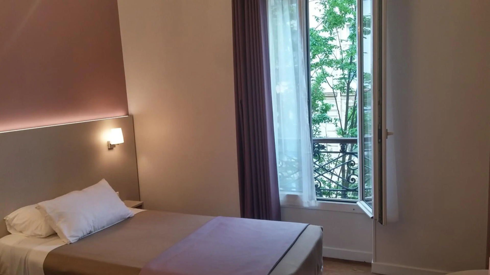 Photo - Modern Hotel