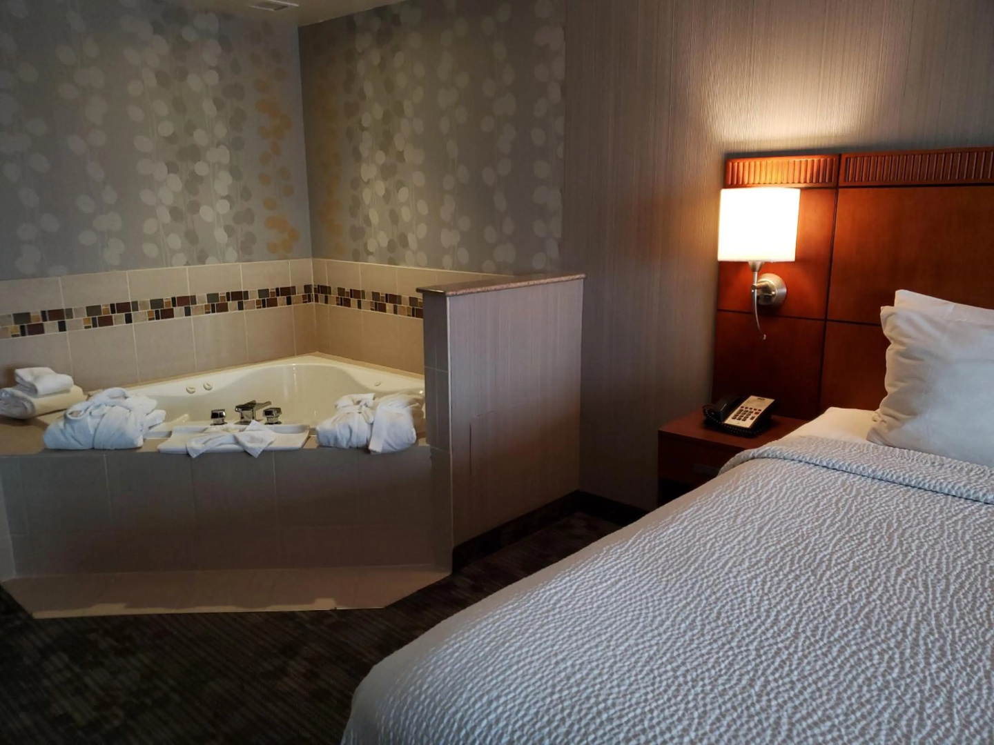Photo - Courtyard by Marriott Hamilton