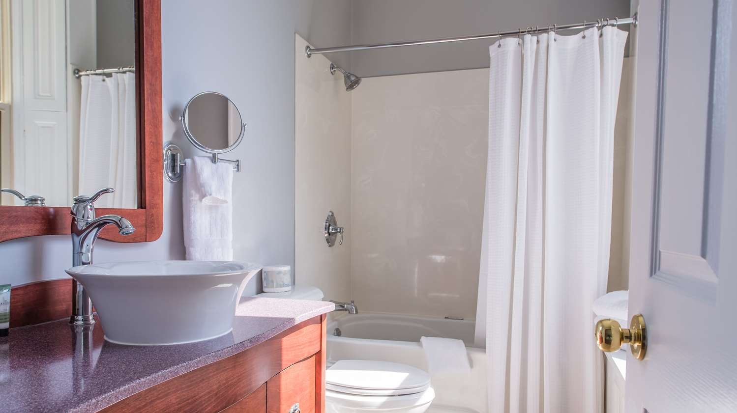 Photo - Idlewyld Inn & Spa