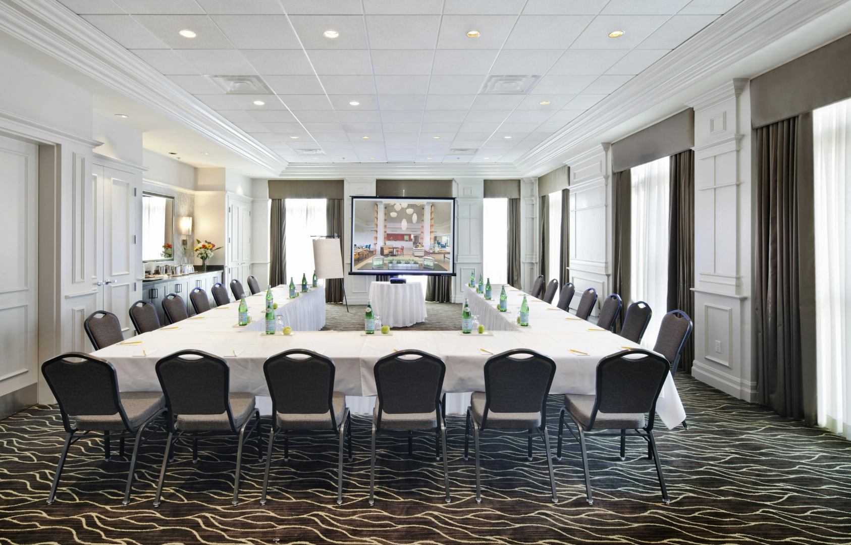 Photo - Hilton Garden Inn Montreal Airport