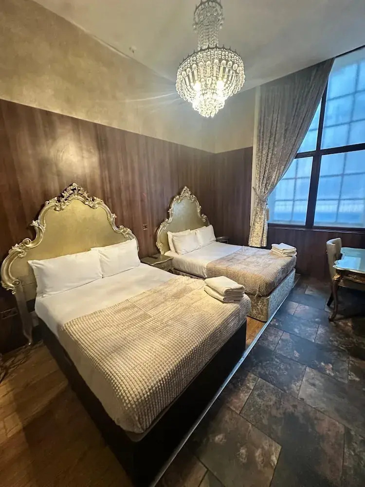 Photo - White Star Line Hotel