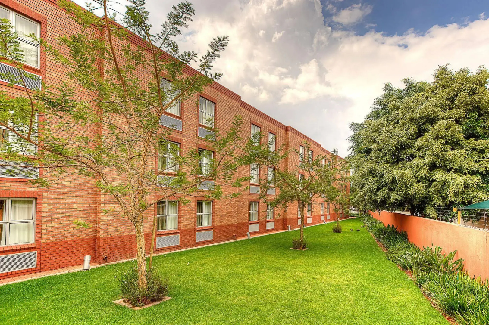 Photo - Road Lodge Sandton Grayston Drive