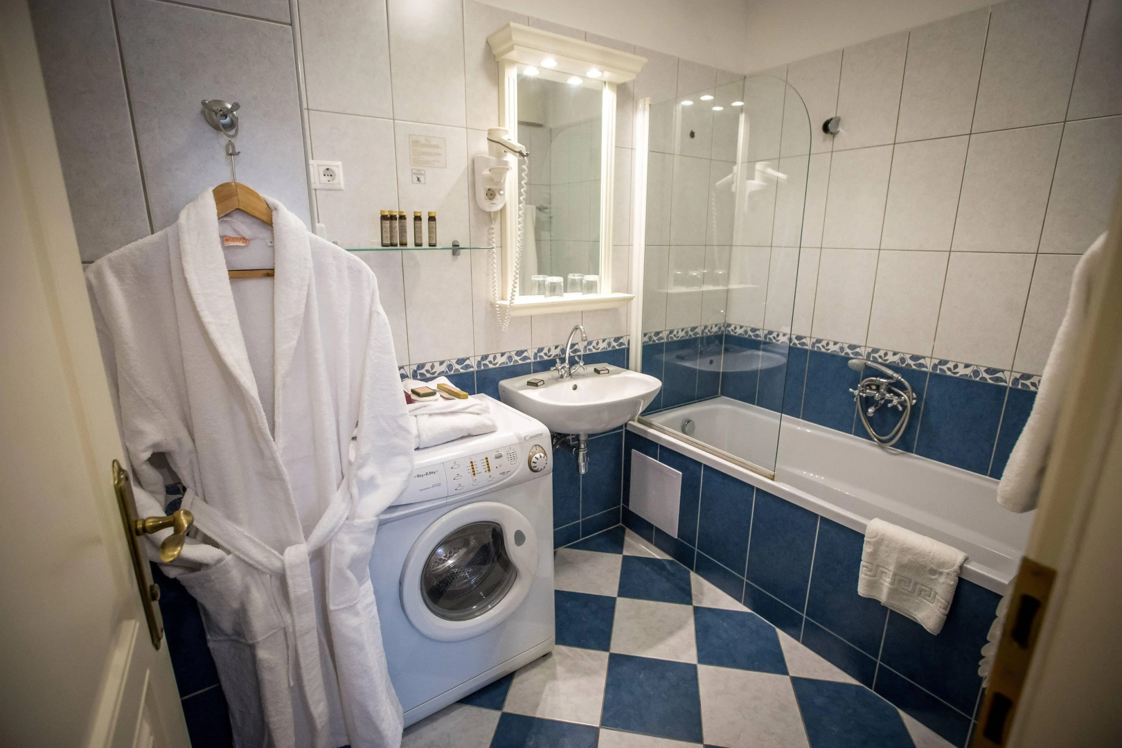 Foto - Queen's Court Hotel & Residence