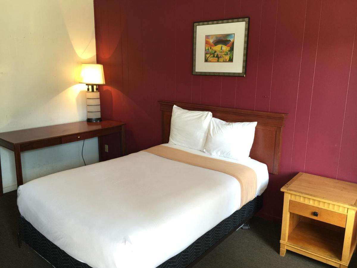 Photo - Holiday Lodge
