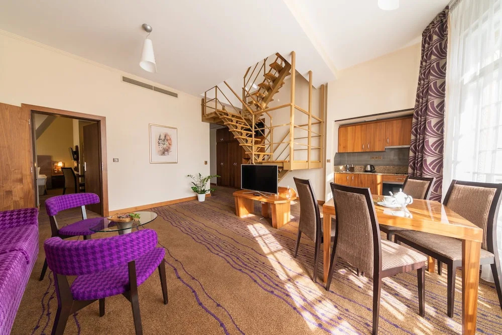 Foto - Crown Palace Apartments by Adrez