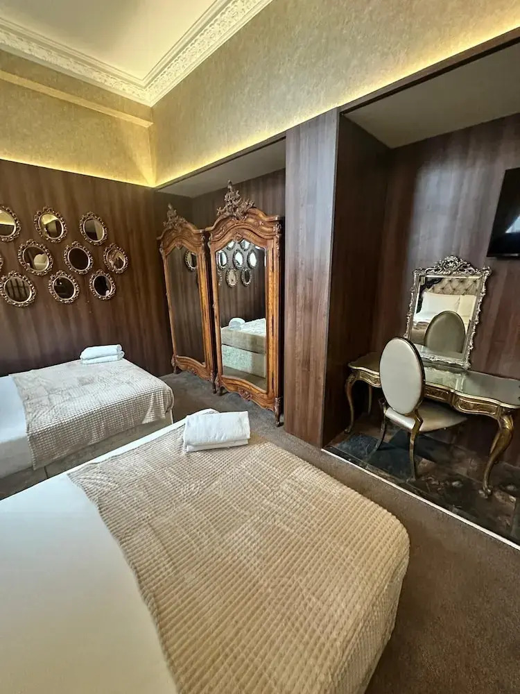 Photo - White Star Line Hotel