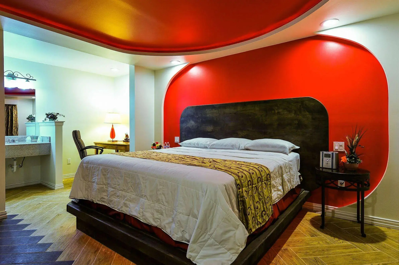 Photo - Romantic Inn & Suites