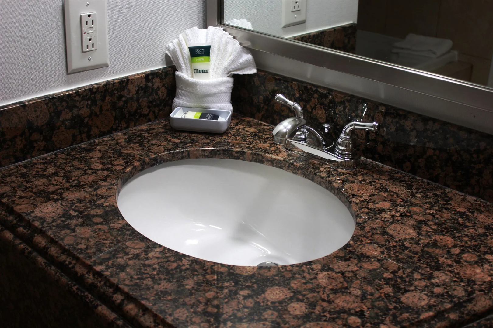 Photo - Four Points by Sheraton Kansas City Airport