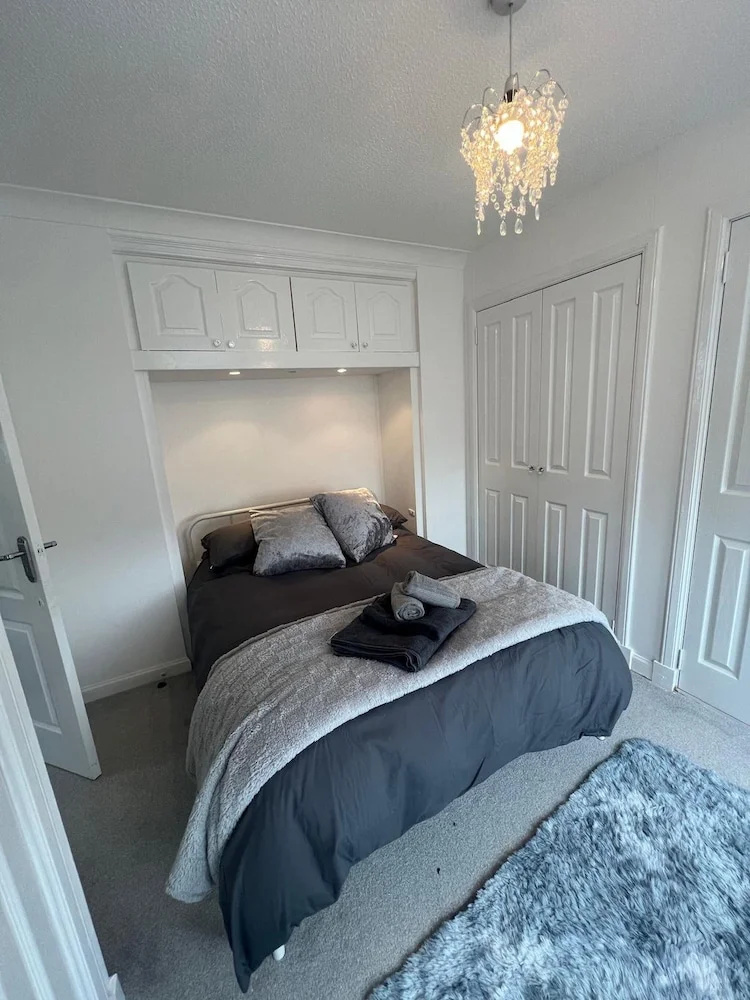 Ayr Refurbished May 2024 3 Bedroom 140m2 Detached House With Private Gardens
