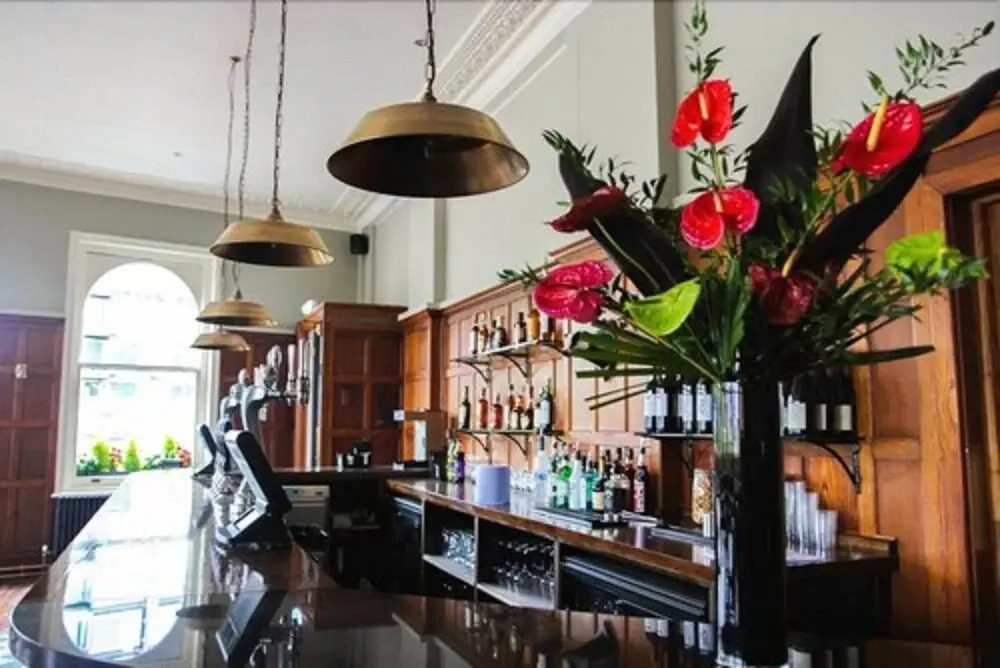 Foto - Hand & Flower