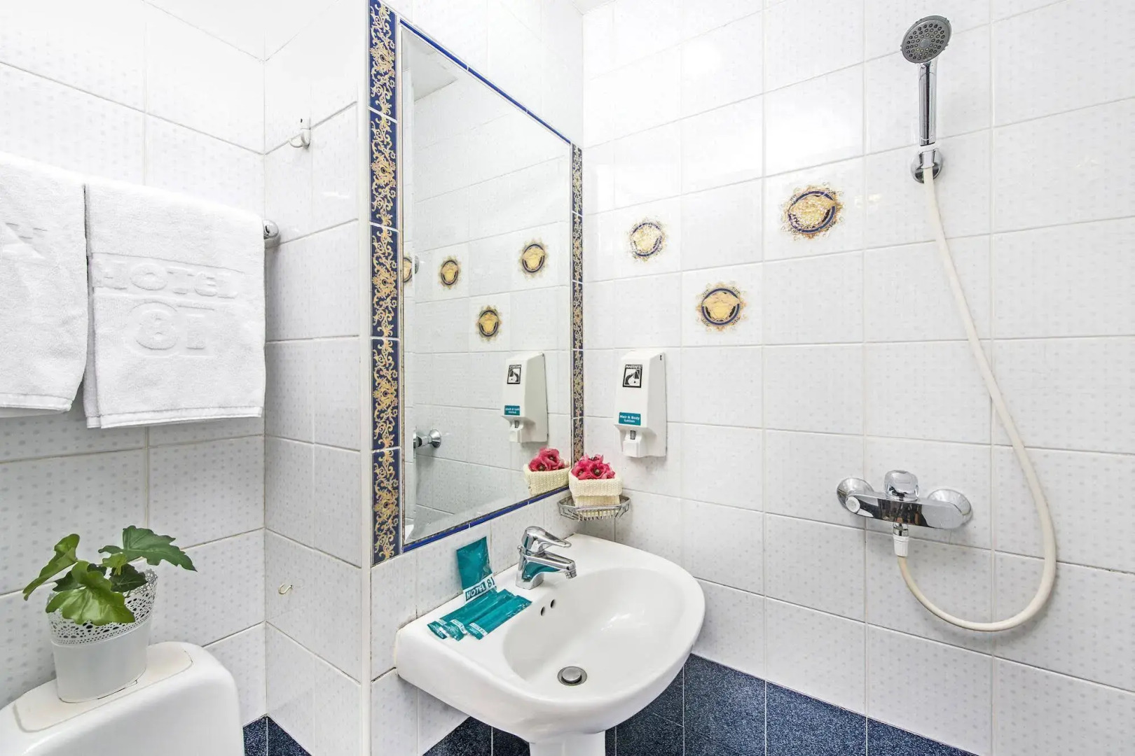Photo - Hotel 81 Palace - NEWLY RENOVATED
