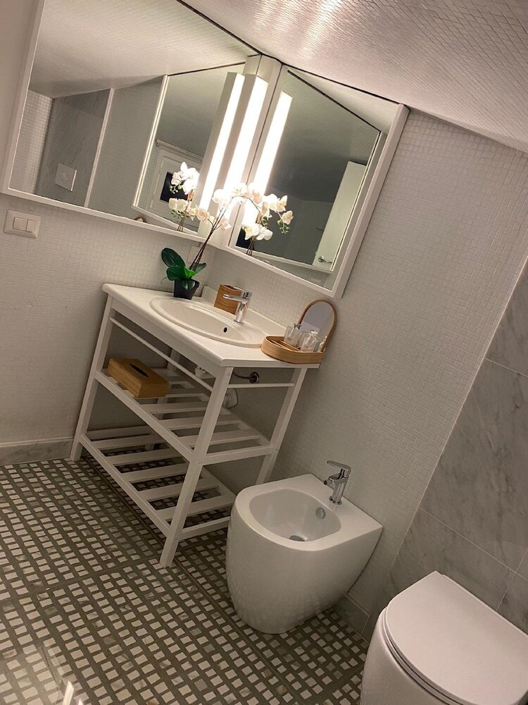 Photo - Gatto Bianco Le Mura