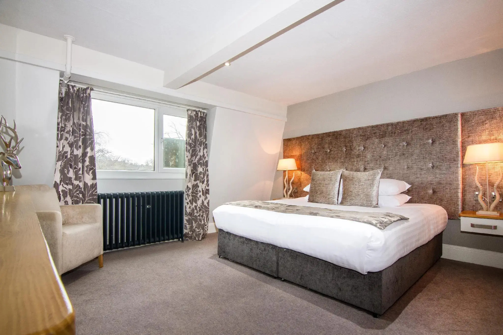 Photo - White Hart Hotel & Apartments