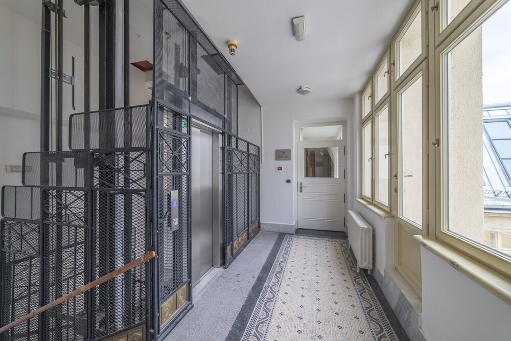 Foto - Crown Palace Apartments by Adrez