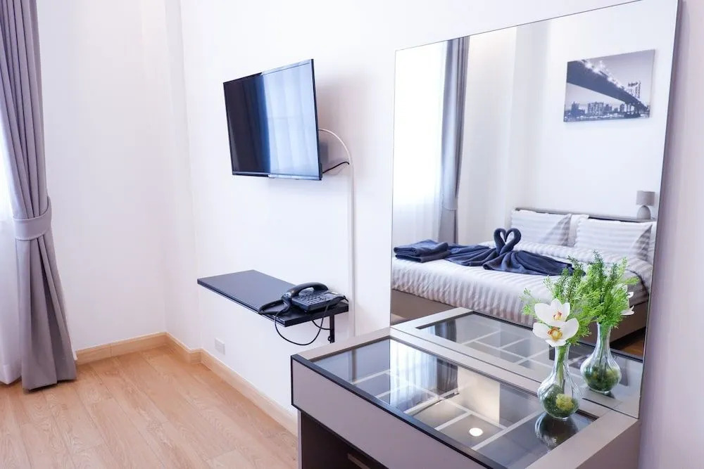 Photo - The Square 101