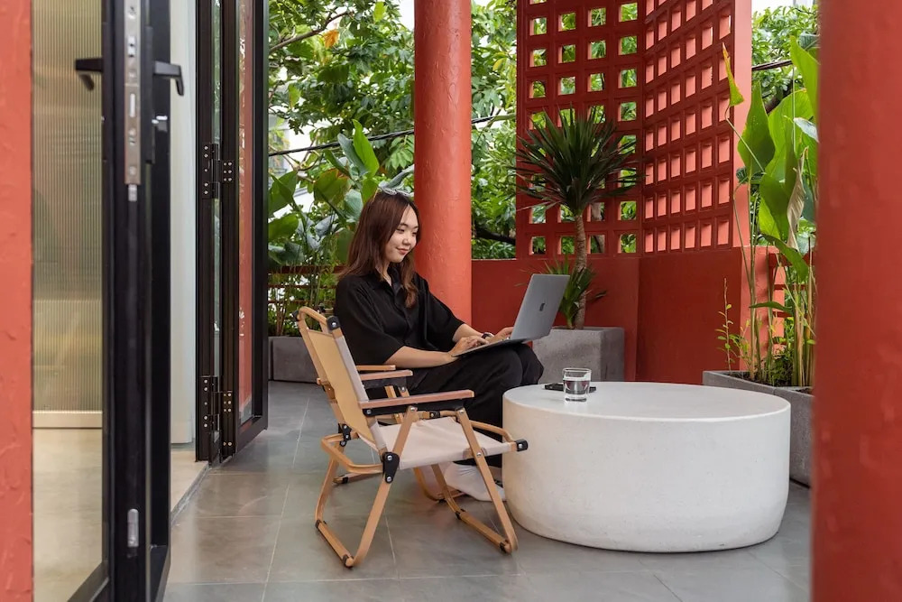 Photo - Kin Wander Tân Phong, The Moonage