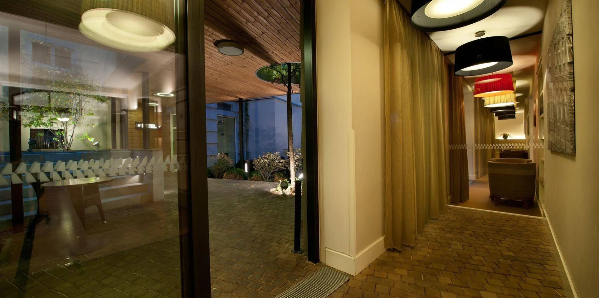 Photo - Three Crowns Hotel