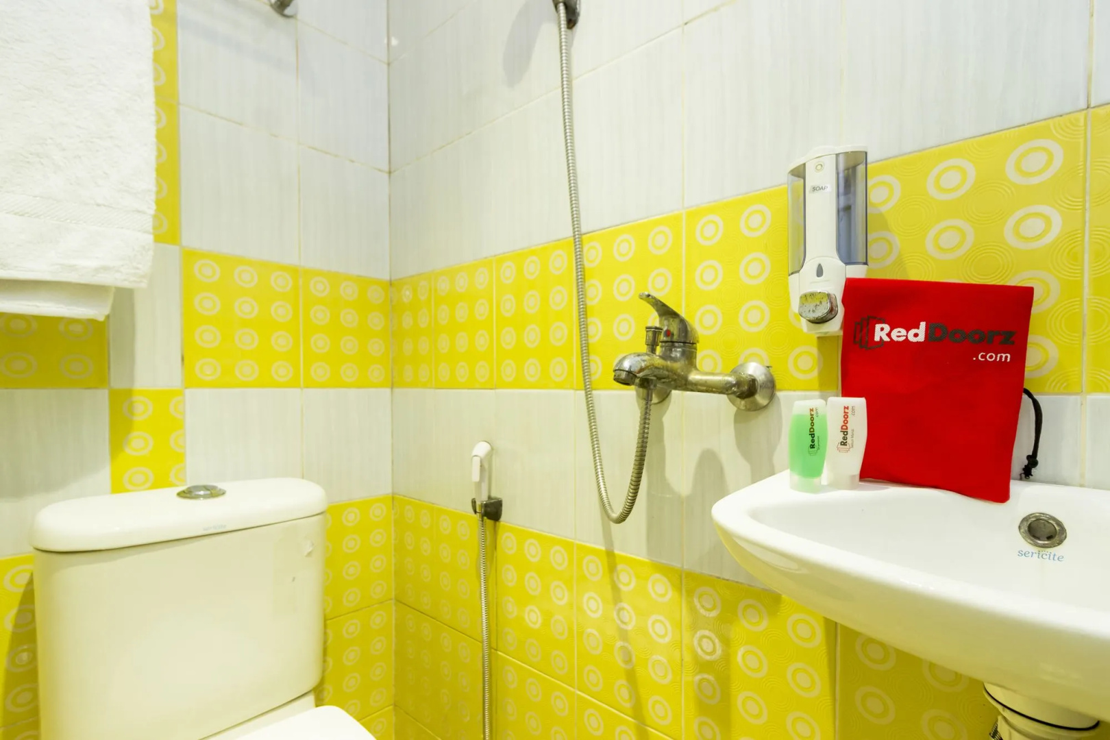 Foto - Reddoorz near Gajah Mada Plaza 2