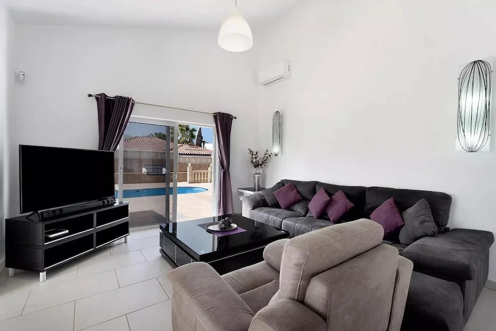 Foto - Exceptional 3 Bed Villa Malpas, Sleeps 6, H/pool