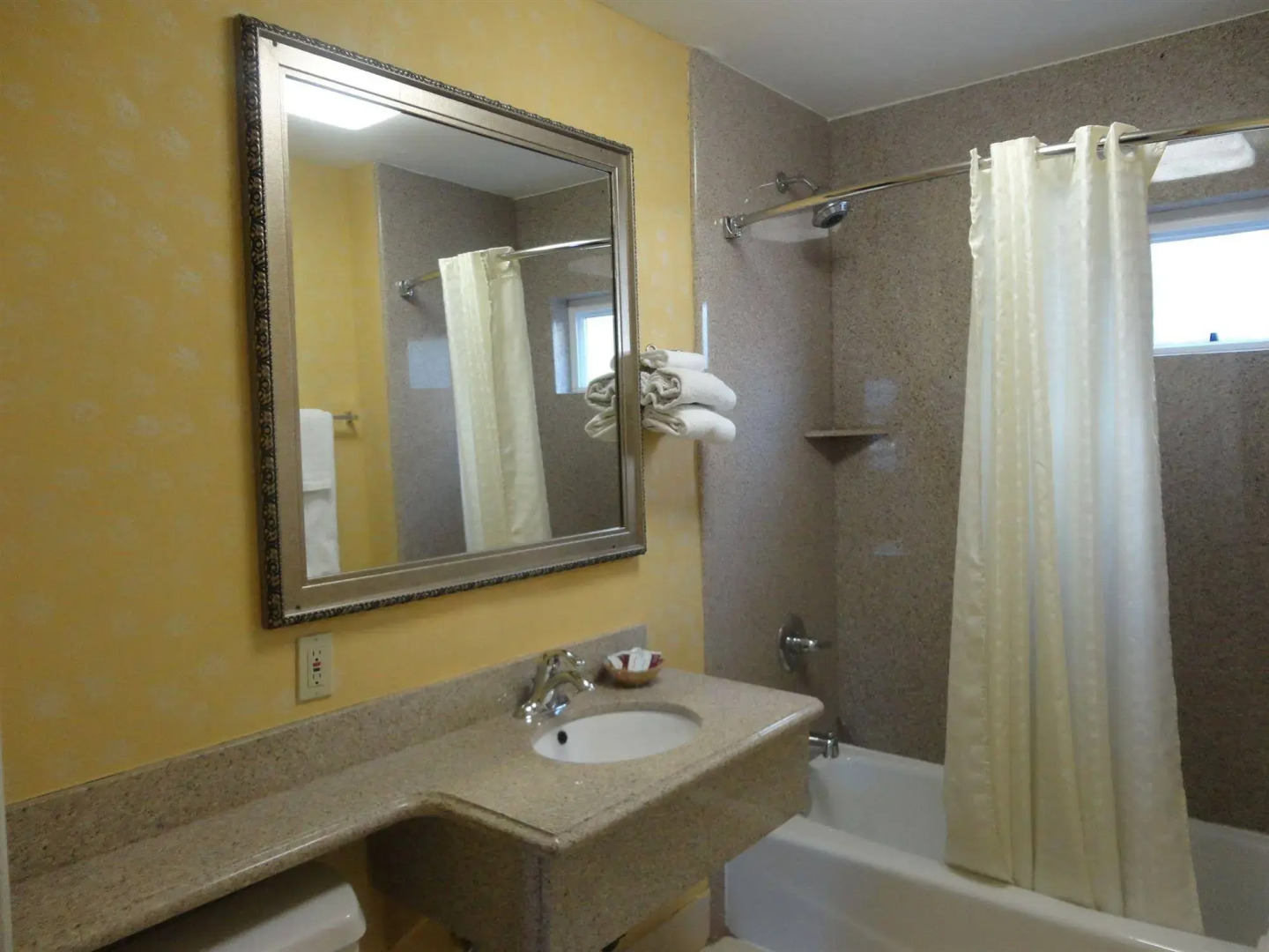 Photo - Redondo Inn and Suites