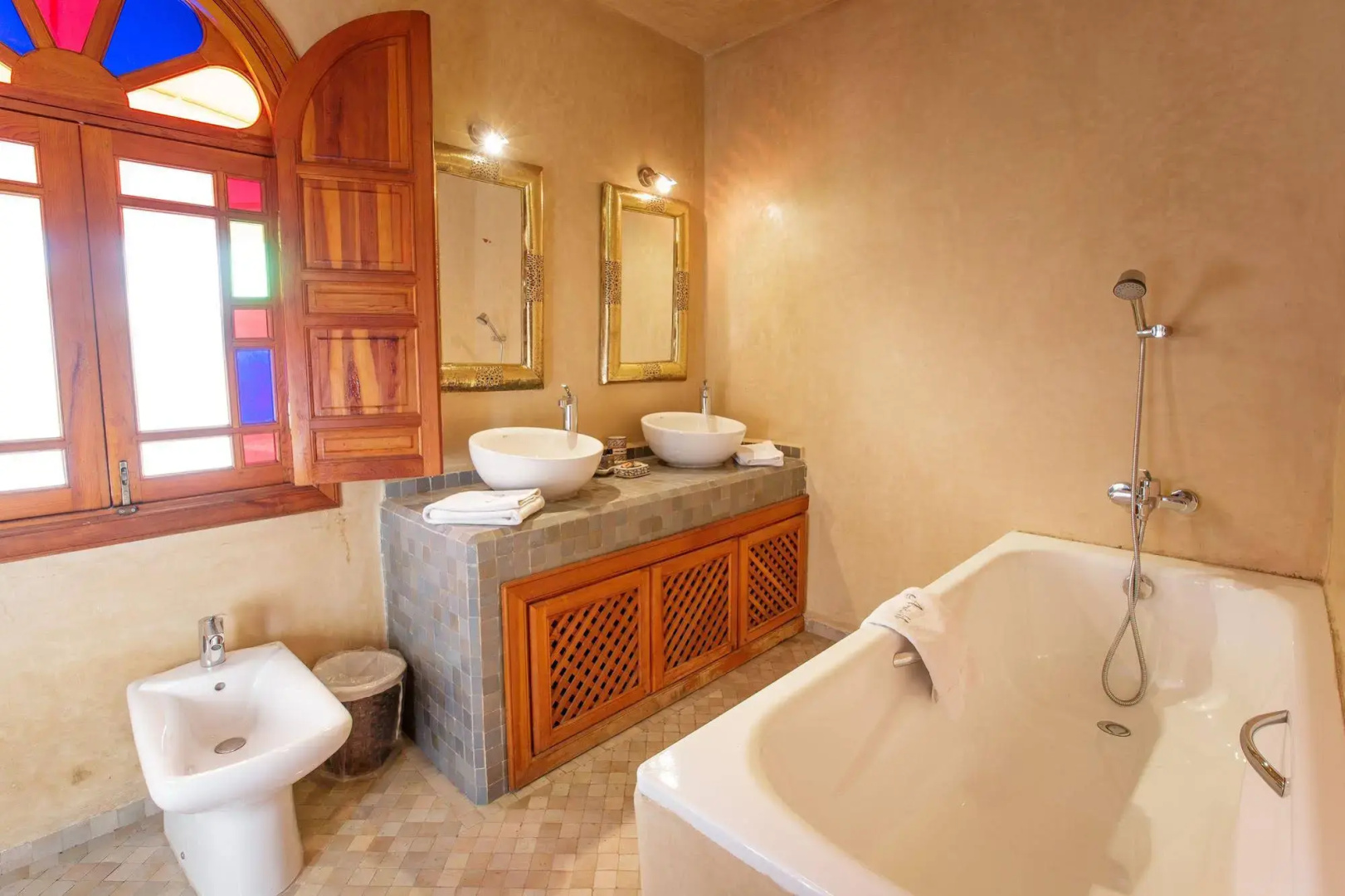 Photo - Riad Andalib