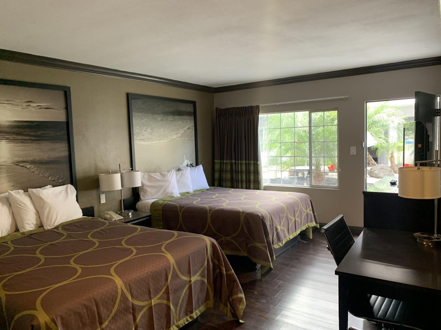 Photo - Skyways Hotel