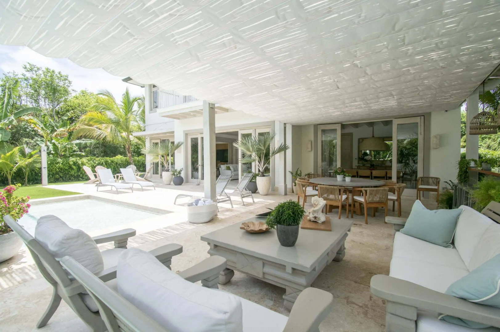 Foto - Stylish fully-staffed villa near beach and lagoons in exclusive golf resort