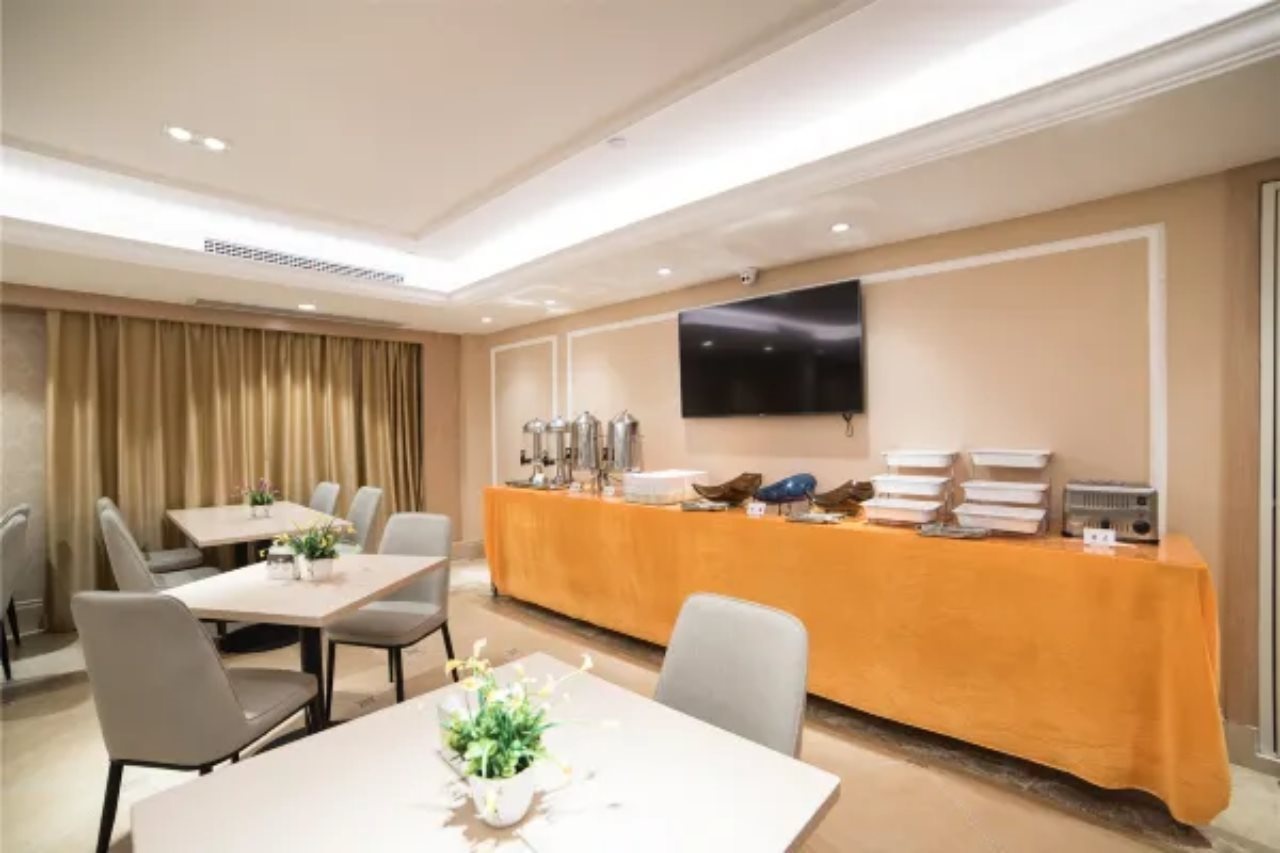 Vienna International Hotel (Xinyang Railway Station Tianrun Plaza Store)
